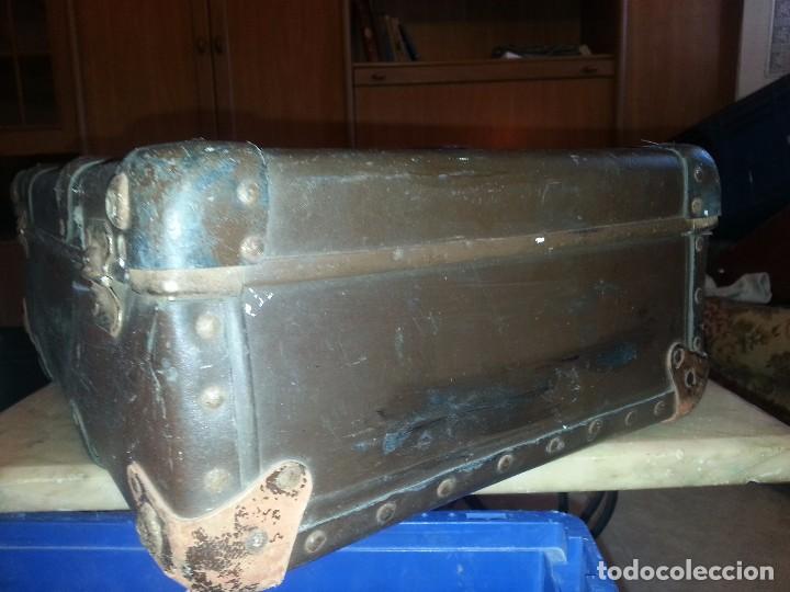 Antig&uuml;edades: maleta 50x32 cm. Firmada. - Foto 5