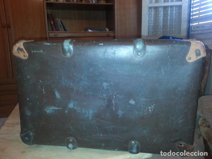 Antig&uuml;edades: maleta 50x32 cm. Firmada. - Foto 6