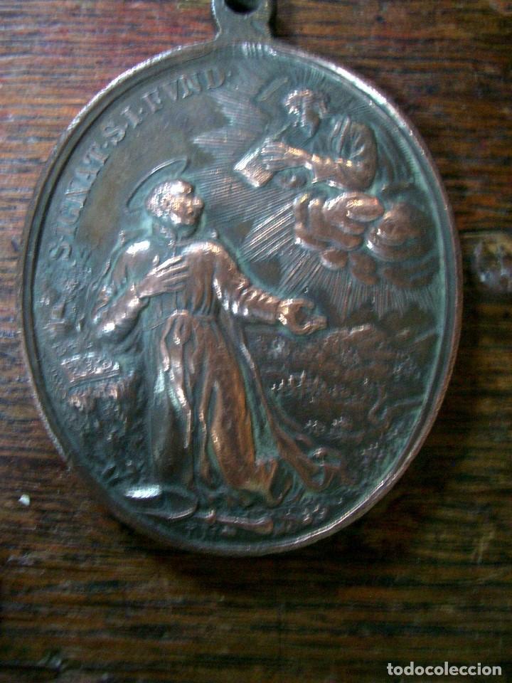Antig&uuml;edades: medalla en bronce Jesus, Maria y Jose. REF-8165 - Foto 1