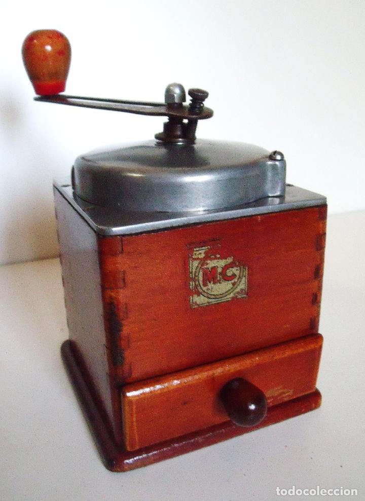 Antiquit&auml;ten: MOLINILLO DE CAF&Eacute; DE ALUMINIO Y MADERA. MARCA M.C. FRANCIA. CA. 1950