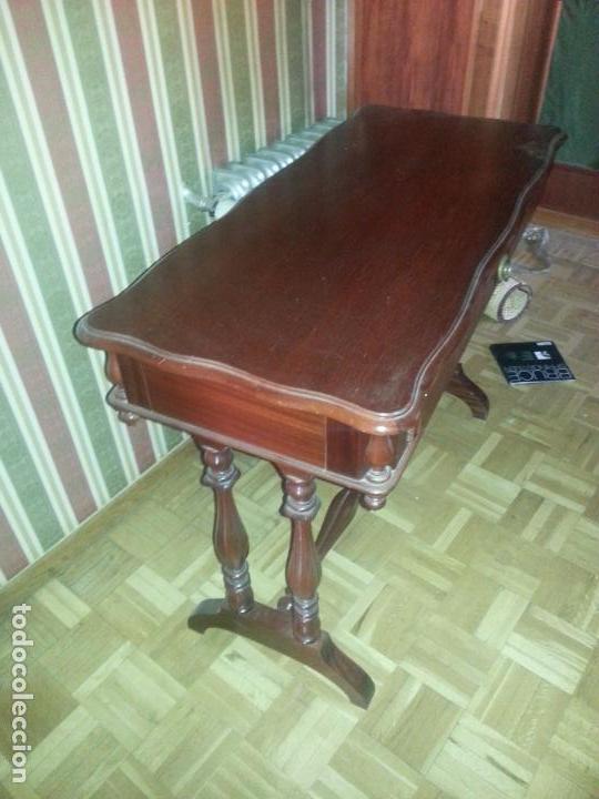 Antig&uuml;edades: mesa auxiliar con cajon - Foto 2
