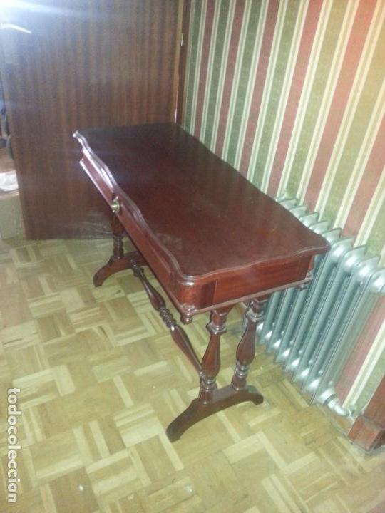 Antig&uuml;edades: mesa auxiliar con cajon - Foto 3