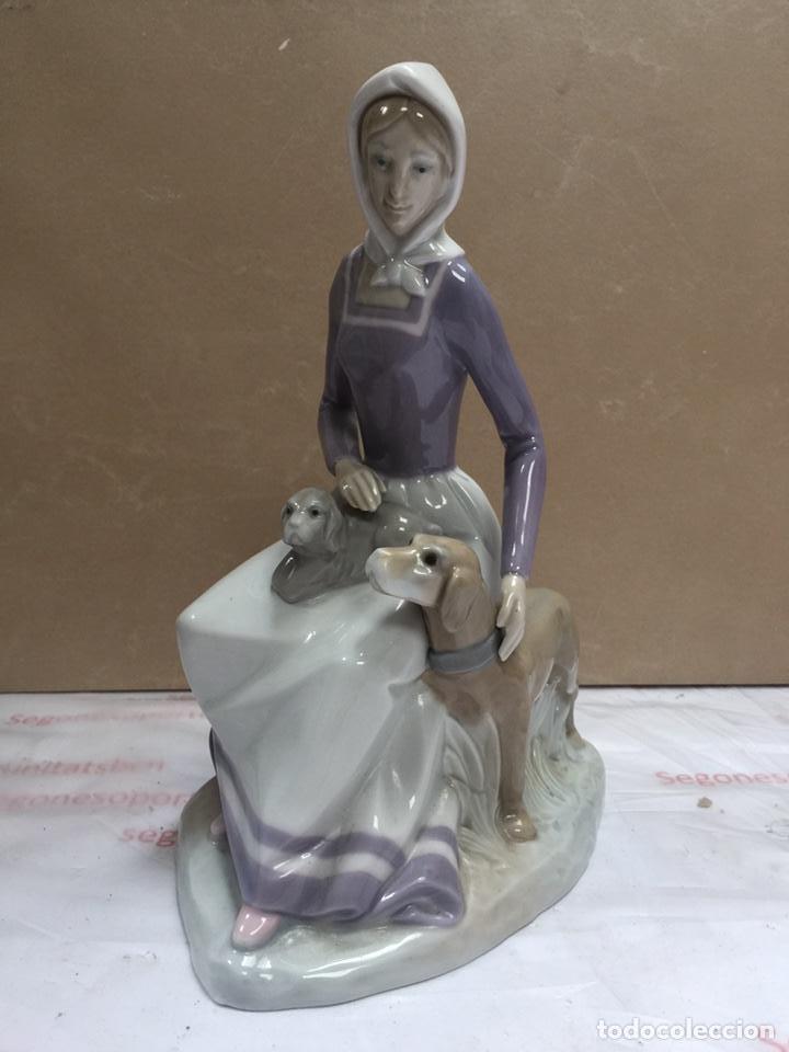 Oggetti Antichi: Figura de porcelana - Mujer sentada con dos perros