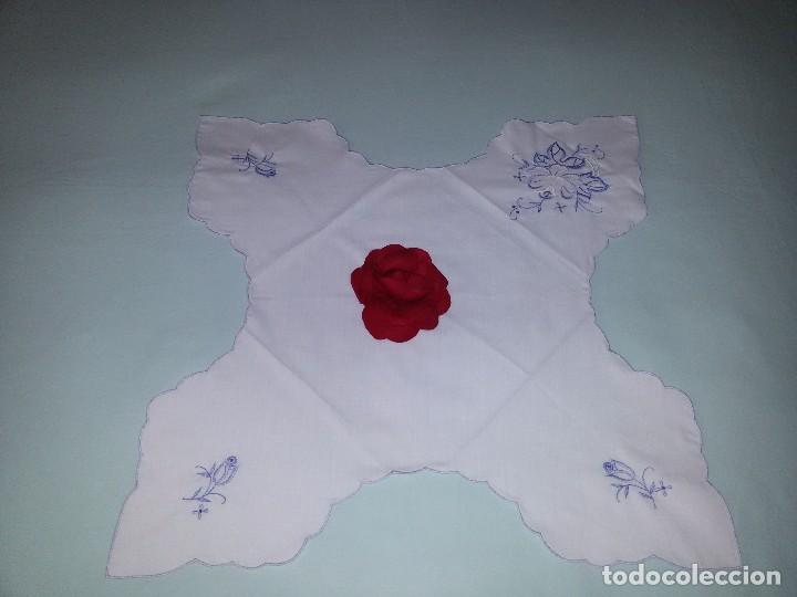 Antig&uuml;edades: BONITO TAPETE BLANCO BORDADO - Foto 2