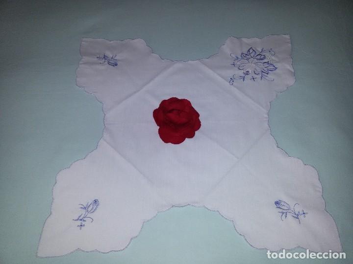 Antig&uuml;edades: BONITO TAPETE BLANCO BORDADO - Foto 3
