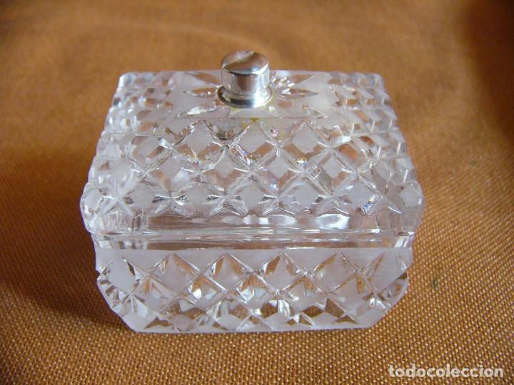 Antig&uuml;edades: Joyero de cristal tallado y plata de ley