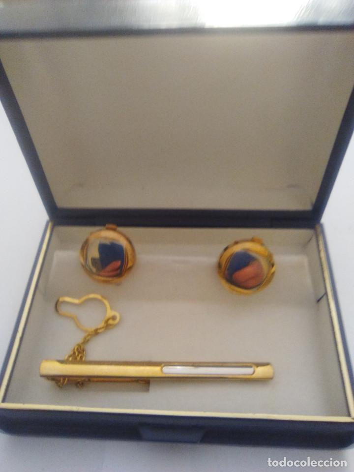 Antig&uuml;edades: Juego de cubre botones con pisa corbata - Foto 1
