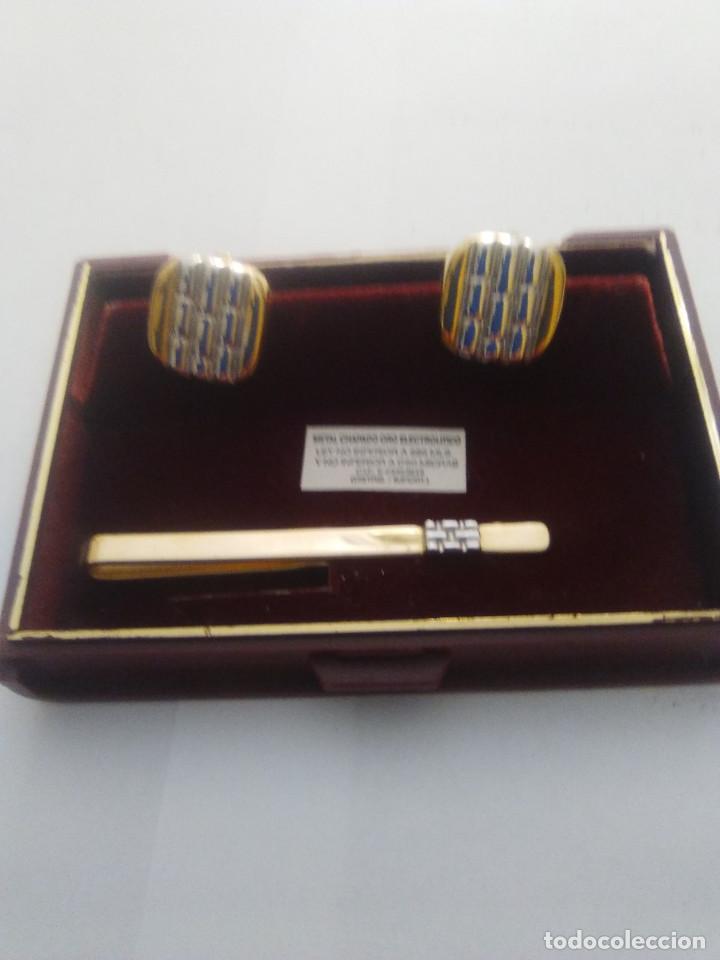 Antig&uuml;edades: Juego de cubre botones con pisa corbata - Foto 1