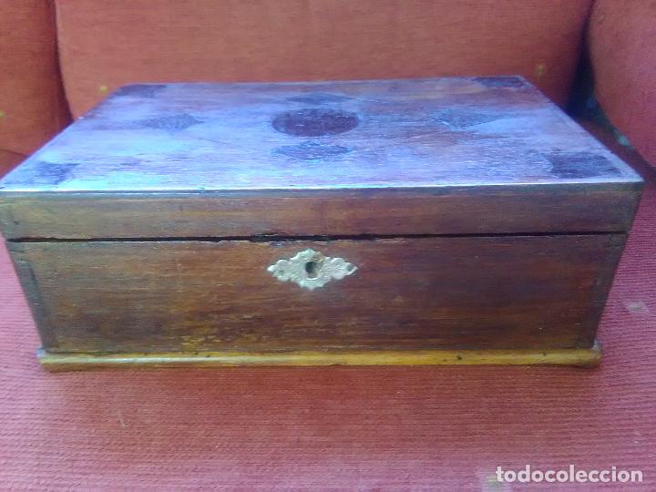 Antig&uuml;edades: caja de madera - Foto 3