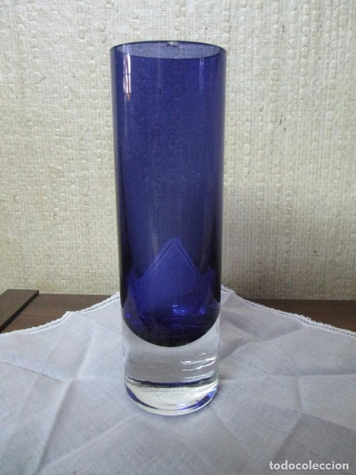 Antig&uuml;edades: jarron de cristal doblado blanco y azul - Foto 1