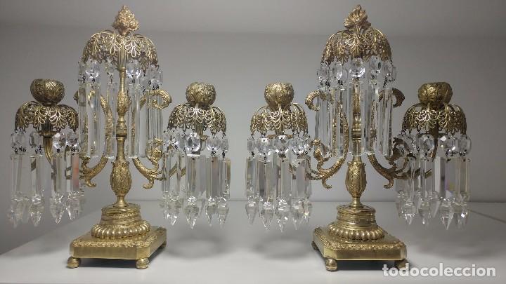 Antigüedades: Pareja de candeleros de bronce y cristal, principios siglo XIX circa 1820 - Foto 2 - 94641295