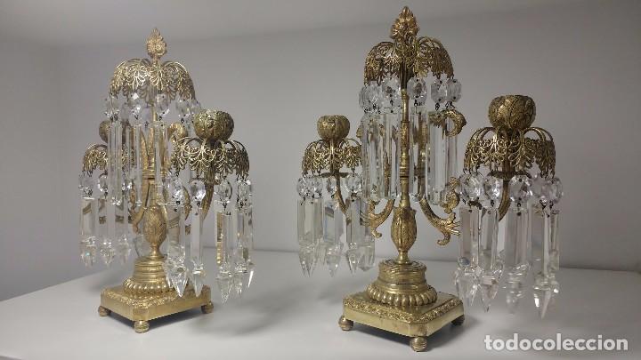 Antigüedades: Pareja de candeleros de bronce y cristal, principios siglo XIX circa 1820 - Foto 3 - 94641295