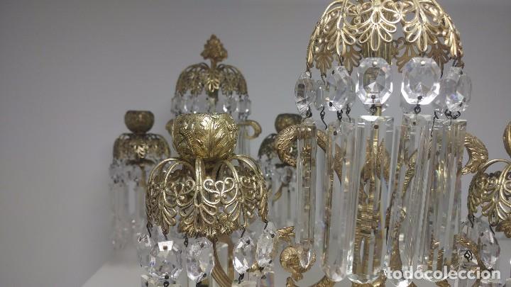Antigüedades: Pareja de candeleros de bronce y cristal, principios siglo XIX circa 1820 - Foto 5 - 94641295
