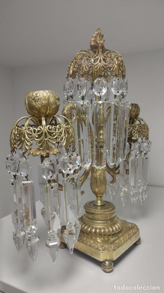 Antigüedades: Pareja de candeleros de bronce y cristal, principios siglo XIX circa 1820 - Foto 7 - 94641295