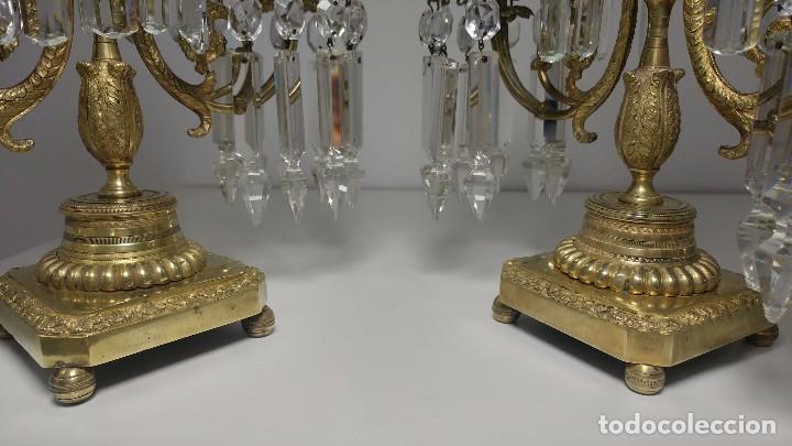 Antigüedades: Pareja de candeleros de bronce y cristal, principios siglo XIX circa 1820 - Foto 9 - 94641295