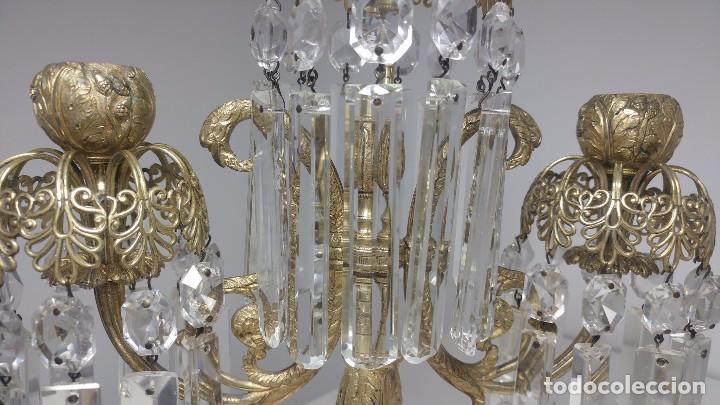 Antigüedades: Pareja de candeleros de bronce y cristal, principios siglo XIX circa 1820 - Foto 10 - 94641295