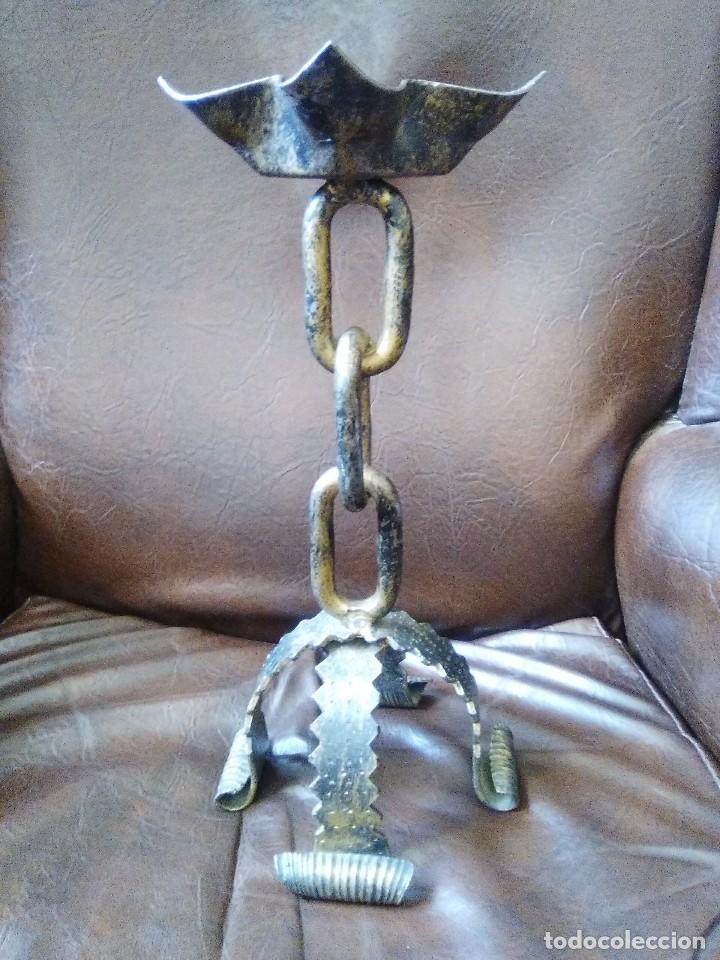 Antig&uuml;edades: Candelero de hierro. - Foto 1
