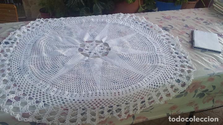 Antig&uuml;edades: antiguo tapete de mesa a ganchillo - Foto 1