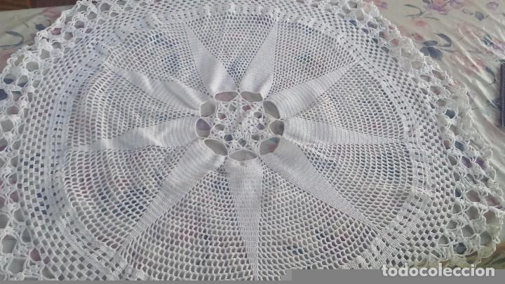 Antig&uuml;edades: antiguo tapete de mesa a ganchillo - Foto 2