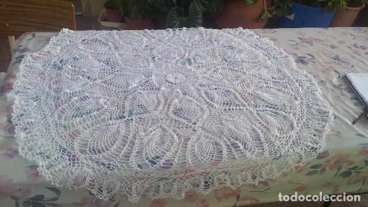 Antig&uuml;edades: antiguo tapete de mesa a ganchillo - Foto 1