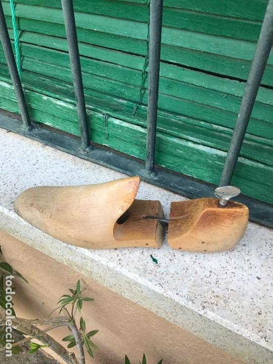 Antig&uuml;edades: Zapatero, horma de zapato - Foto 1