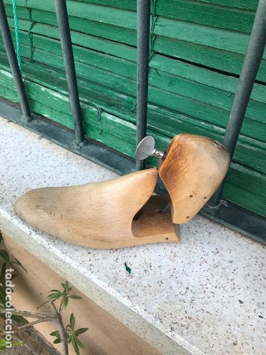 Antig&uuml;edades: Zapatero, horma de zapato - Foto 2