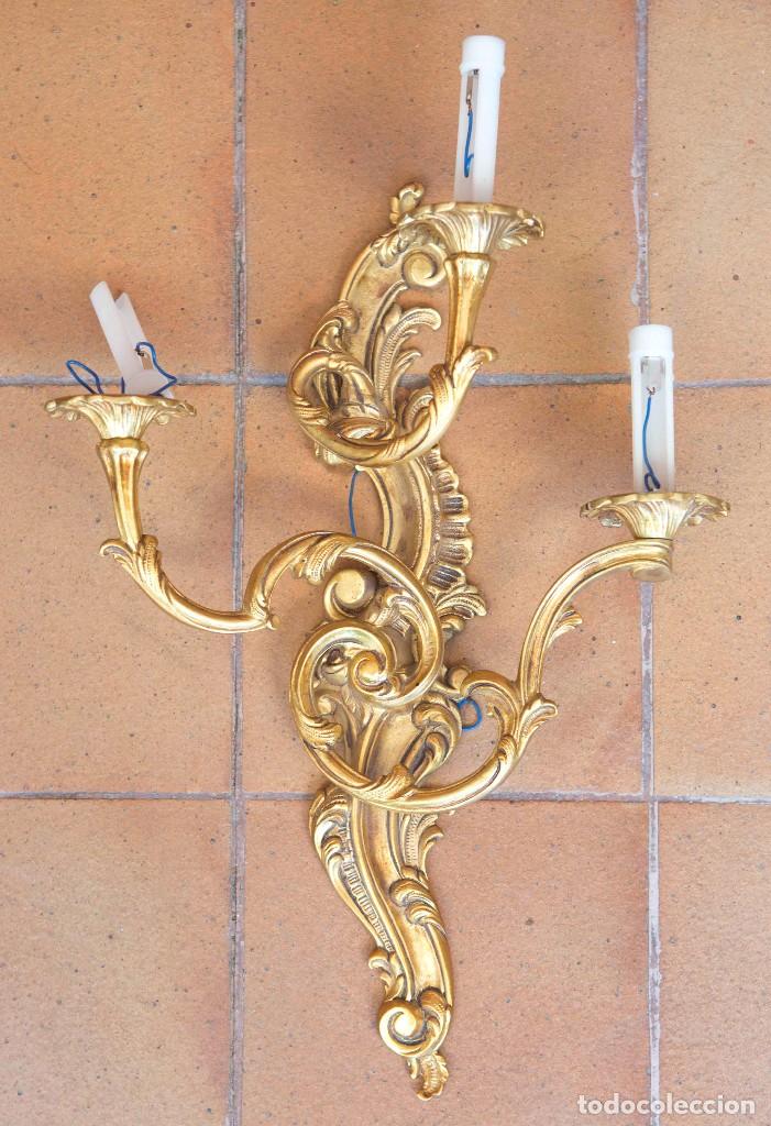 Antig&uuml;edades: Aplique de 3 luces estilo Luis XV en bronce dorado. - Foto 1