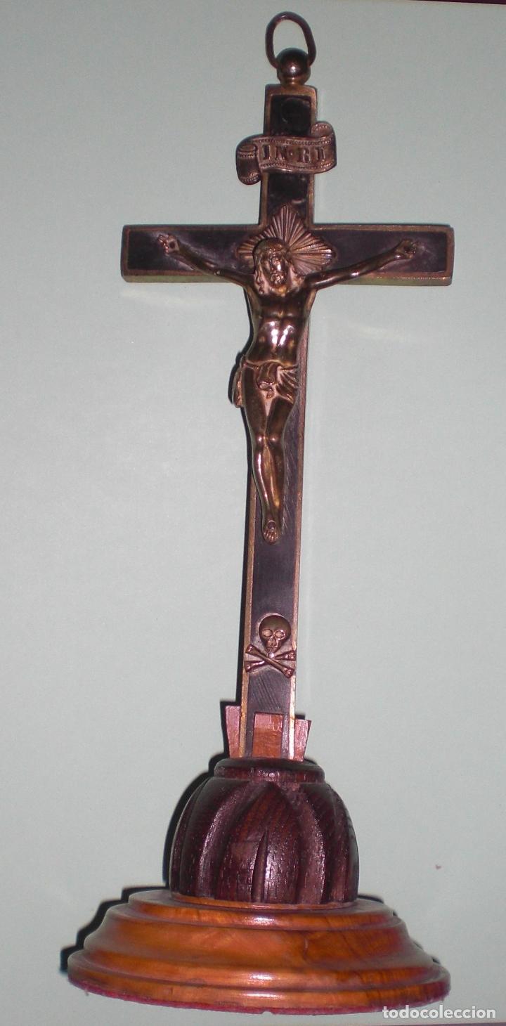 Antig&uuml;edades: Gran Crucifijo de despacho en bronce y madera - Foto 1