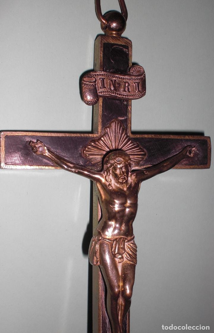 Antig&uuml;edades: Gran Crucifijo de despacho en bronce y madera - Foto 2