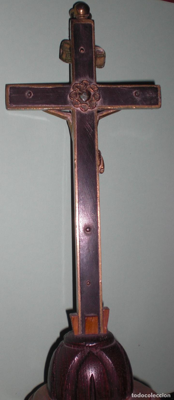 Antig&uuml;edades: Gran Crucifijo de despacho en bronce y madera - Foto 3