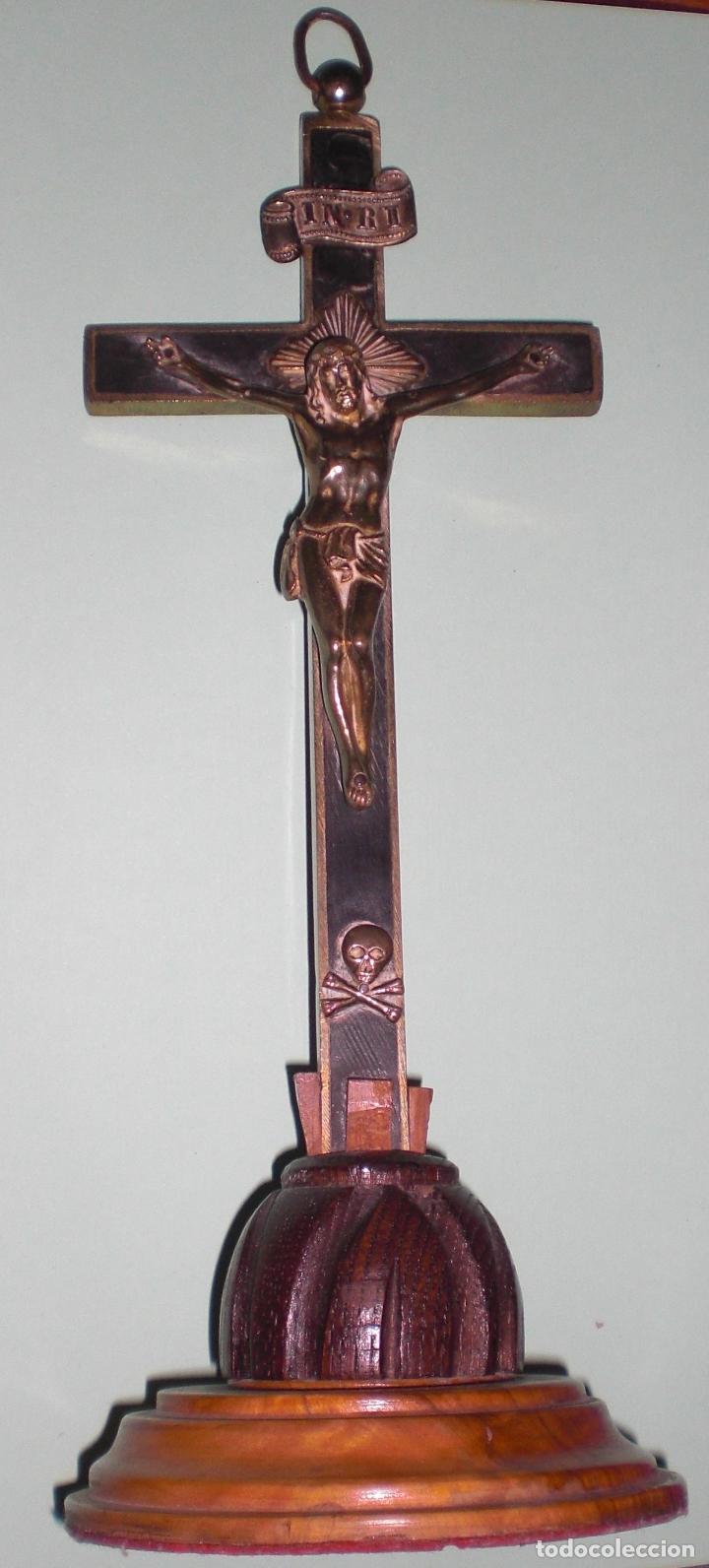 Antig&uuml;edades: Gran Crucifijo de despacho en bronce y madera - Foto 4