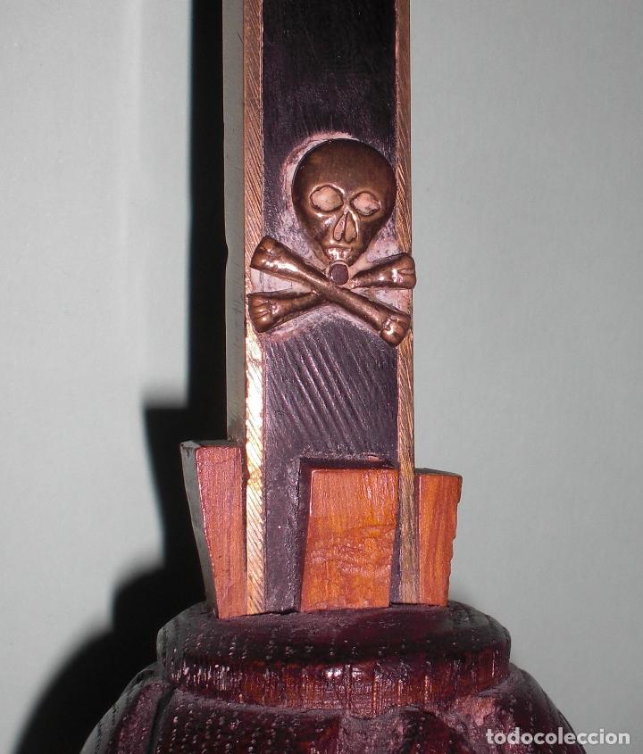 Antig&uuml;edades: Gran Crucifijo de despacho en bronce y madera - Foto 5