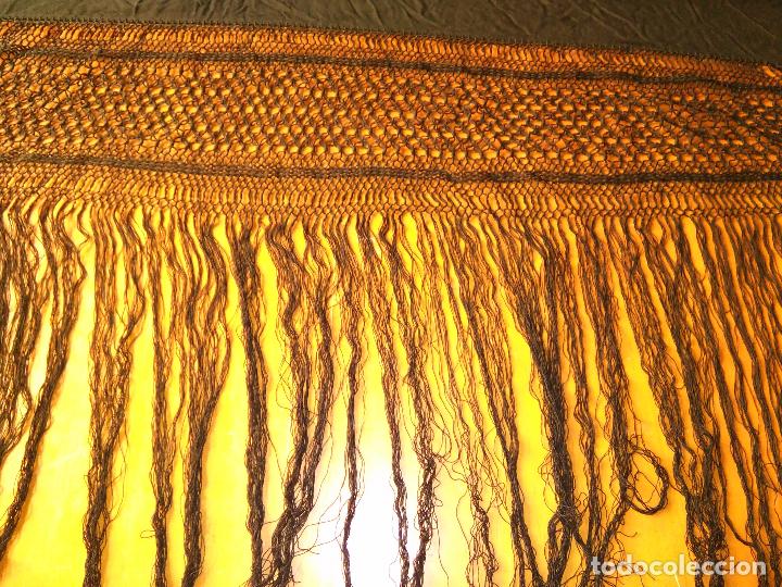 Antigüedades: gigantesco mantoN negro con flecos de rejilla - buen estado medidas 145 x 145 mas 57 cm de fleco red - Foto 2 - 95115471