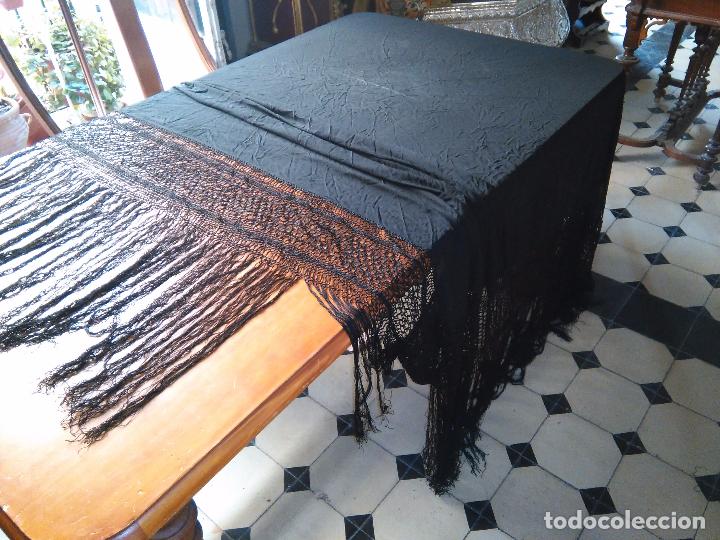 Antigüedades: gigantesco mantoN negro con flecos de rejilla - buen estado medidas 145 x 145 mas 57 cm de fleco red - Foto 6 - 95115471