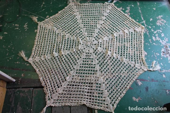 Antig&uuml;edades: Antiguo tapete bordado, con puntilla de ganchillo - Foto 1