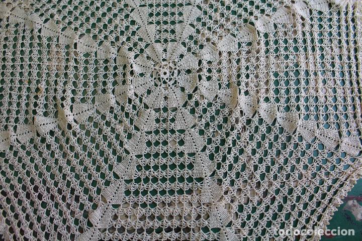 Antig&uuml;edades: Antiguo tapete bordado, con puntilla de ganchillo - Foto 2