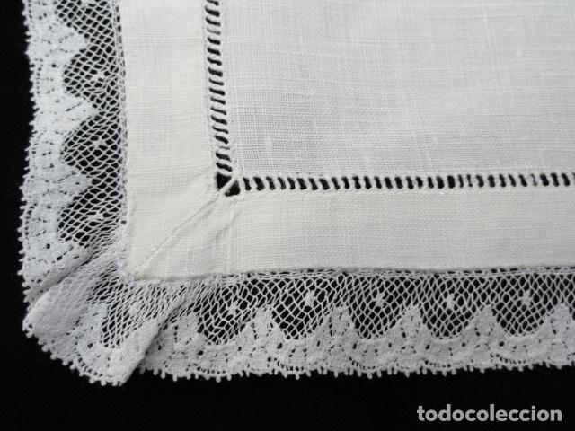 Antig&uuml;edades: PA&Ntilde;UELO TAPETE DE HILO CON PUNTILLA. - Foto 2