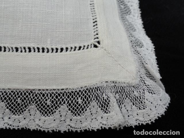 Antig&uuml;edades: PA&Ntilde;UELO TAPETE DE HILO CON PUNTILLA. - Foto 3