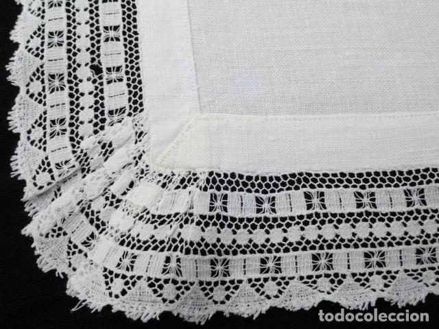 Antig&uuml;edades: PA&Ntilde;UELO TAPETE DE HILO CON PUNTILLA. - Foto 2