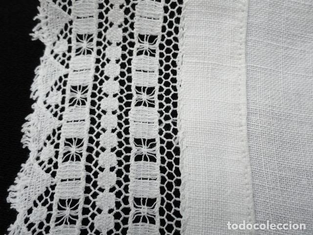 Antig&uuml;edades: PA&Ntilde;UELO TAPETE DE HILO CON PUNTILLA. - Foto 3