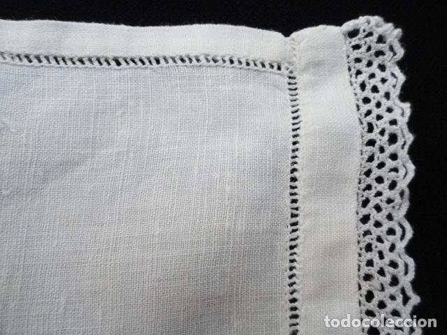 Antig&uuml;edades: PA&Ntilde;UELO TAPETE DE HILO CON PUNTILLA. - Foto 2