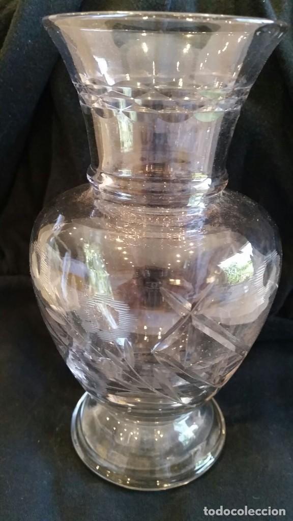 Antiquit&eacute;s: Antiguo Jarr&oacute;n de cristal con decoraci&oacute;n tallado a mano. Origen Francia.