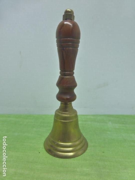 Antig&uuml;edades: ANTIGUA CAMPANILLA DE EUCARIST&Iacute;A MONAGUILLO - EN BRONCE CON MANGO DE MADERA - - Foto 1