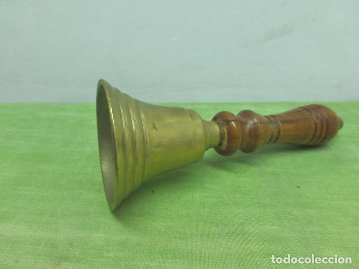 Antig&uuml;edades: ANTIGUA CAMPANILLA DE EUCARIST&Iacute;A MONAGUILLO - EN BRONCE CON MANGO DE MADERA - - Foto 2