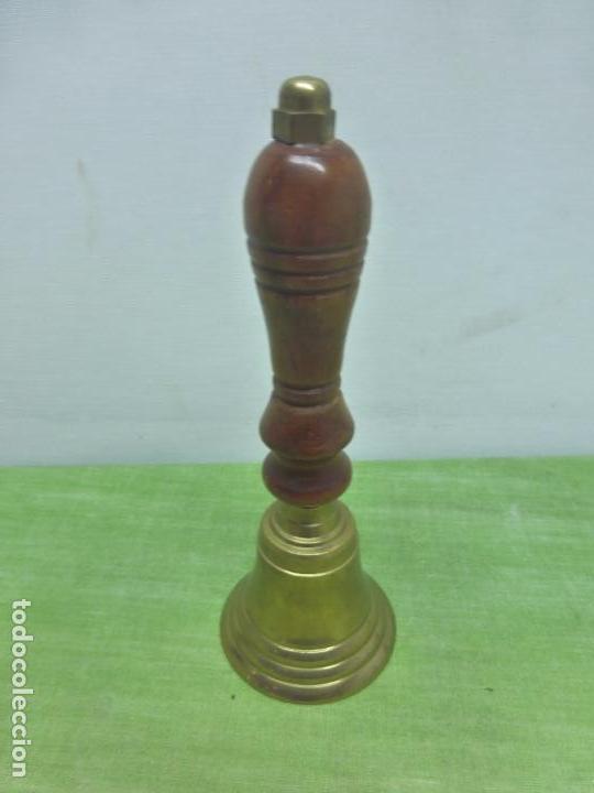 Antig&uuml;edades: ANTIGUA CAMPANILLA DE EUCARIST&Iacute;A MONAGUILLO - EN BRONCE CON MANGO DE MADERA - - Foto 4