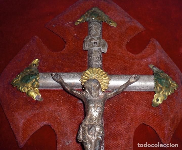 Antig&uuml;edades: Antiguo crucifijo benditero - Foto 2