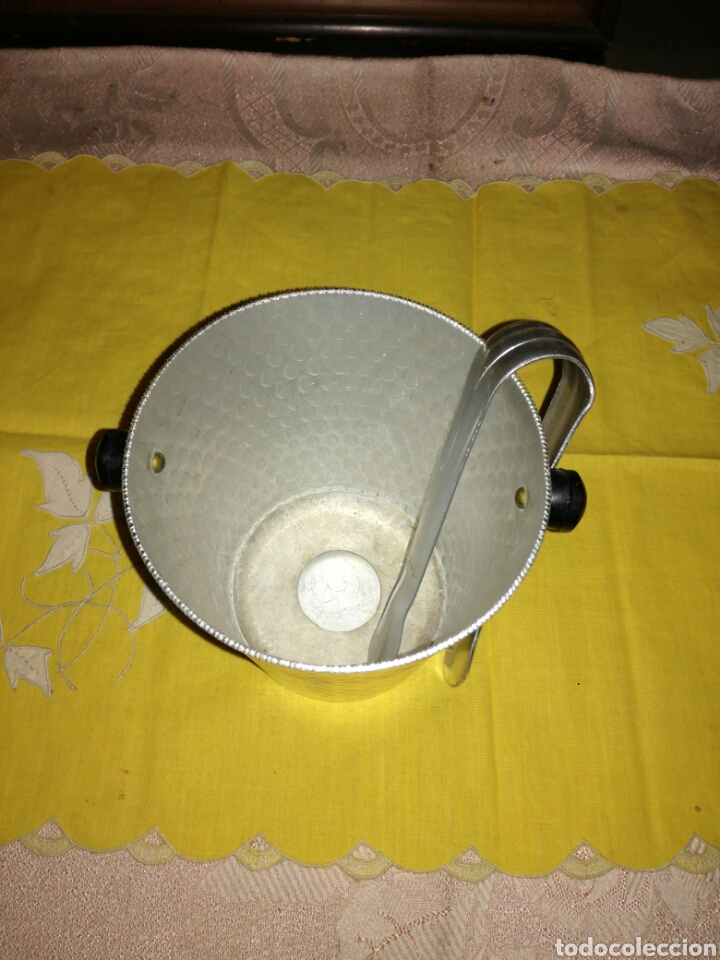 Antig&uuml;edades: Peque&ntilde;a cubitera de aluminio - Foto 2