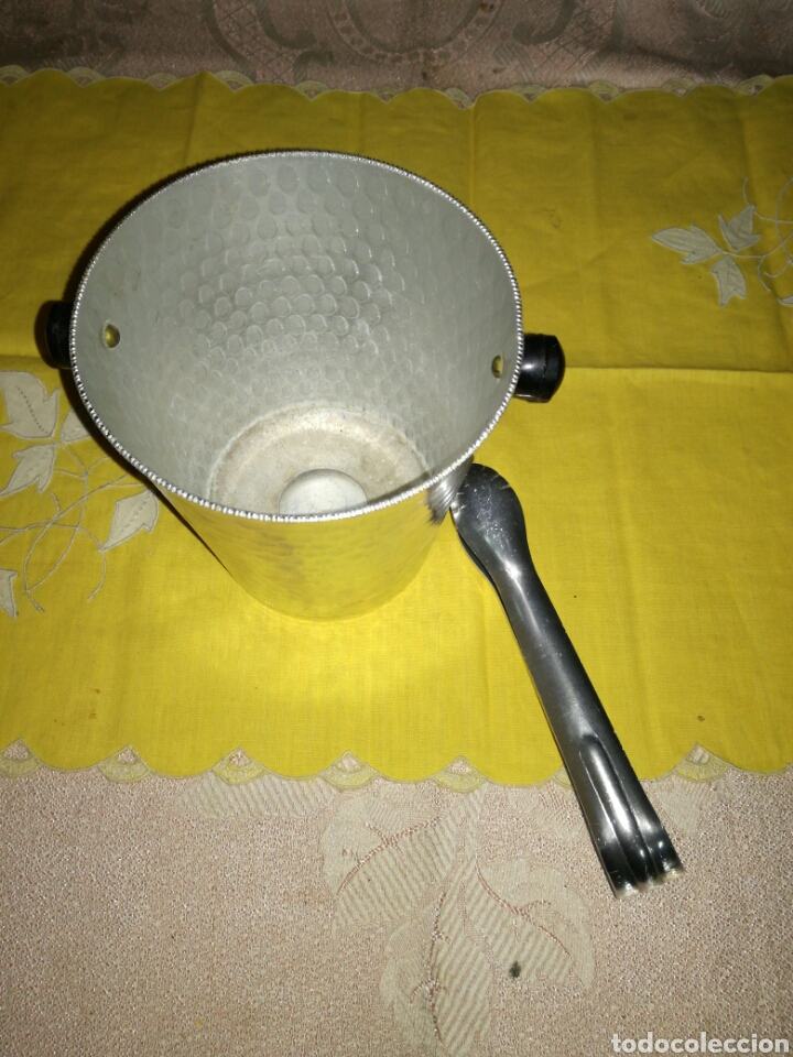 Antig&uuml;edades: Peque&ntilde;a cubitera de aluminio - Foto 3