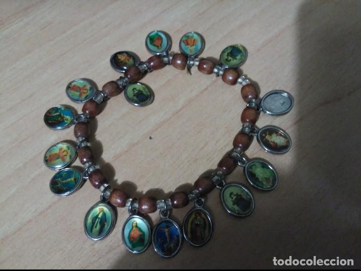Antig&uuml;edades: pulsera elastica con con medallitas de  virgenes,sagrada familia y santos