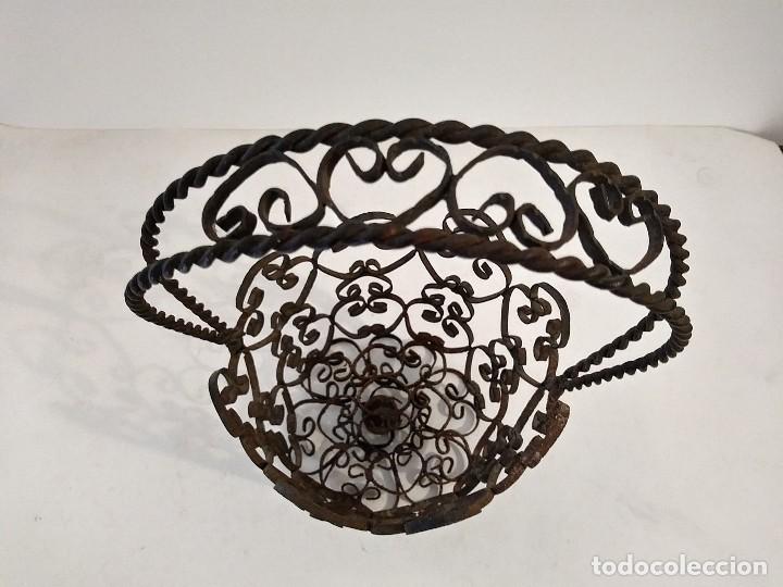 Antig&uuml;edades: antiguo macetero de hierro forjado - Foto 5